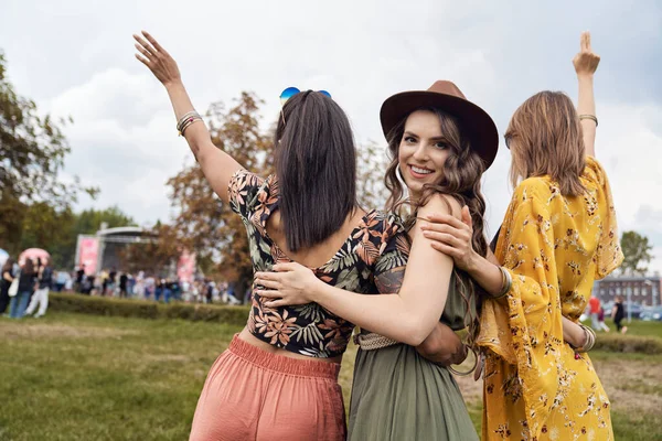 Beyaz Bir Kadın Festivalde Diğer Arkadaşlarıyla Birlikte Kameraya Bakıyor — Stok fotoğraf