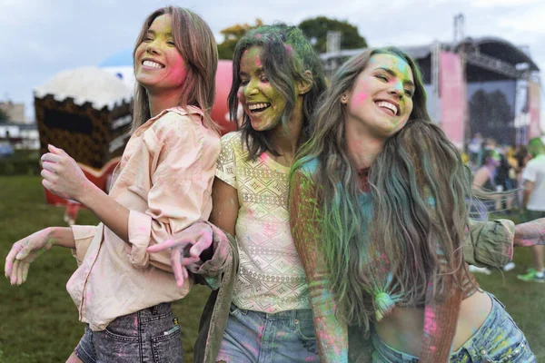 Group Multiracial Friends Have Fun Holi Festival — Zdjęcie stockowe