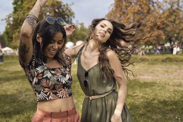 Jovens Mulheres Dançando Juntas Festival Música — Fotografia de Stock