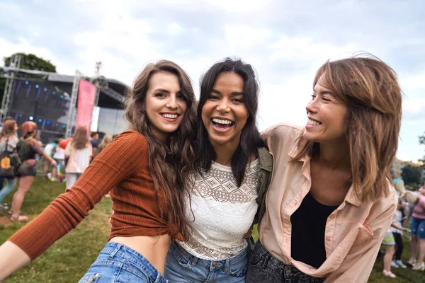 Group Multiracial Friends Have Fun Music Festival — Stockfoto