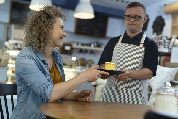 Fehér Férfi Szindrómával Egy Szelet Tortát Szolgál Fel Kávézóban — Stock Fotó