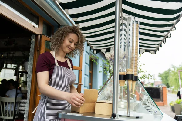 Jeune Serveuse Caucasienne Préparant Avant Commencer Travail Extérieur — Photo