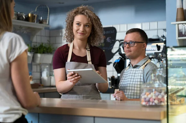 Blanke Man Met Syndroom Leert Bevelen Volgen — Stockfoto