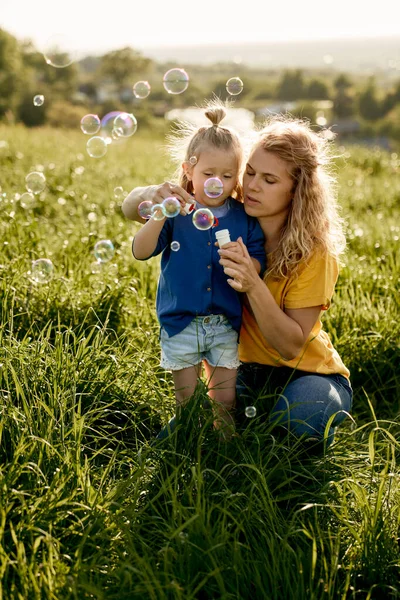 小高加索女孩和妈妈玩泡泡游戏 — 图库照片