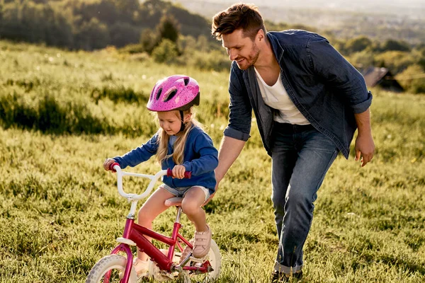 Homem Caucasiano Com Criança Aprendendo Andar Bicicleta — Fotografia de Stock