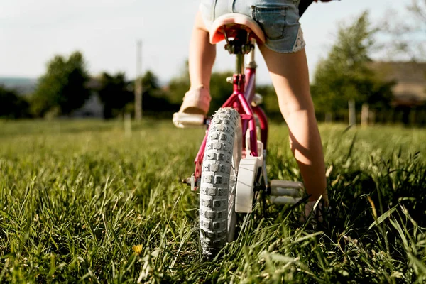 Close Criança Seção Baixa Aprendendo Andar Bicicleta — Fotografia de Stock
