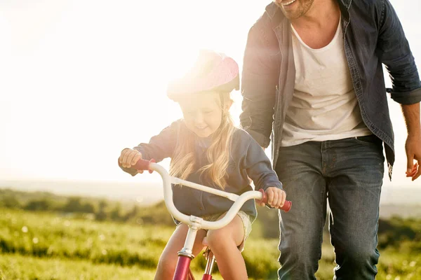 Close Criança Branca Aprendendo Andar Bicicleta — Fotografia de Stock