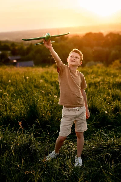 Malý Chlapec Drží Hračku Letadlo Louce — Stock fotografie