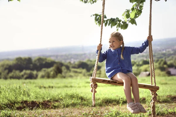 Cute Little Girl Swinging Letni Dzień — Zdjęcie stockowe