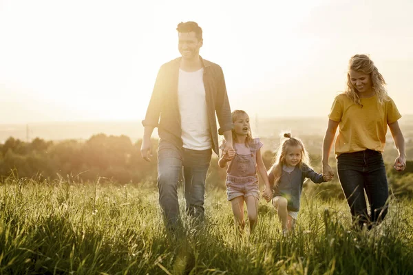 Família Feliz Com Duas Filhas Andando Prado — Fotografia de Stock