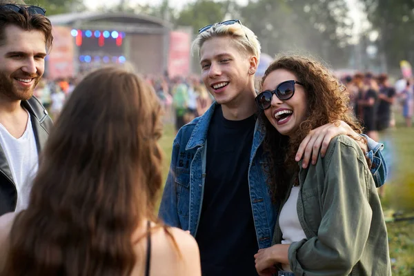 Bir Grup Beyaz Arkadaş Müzik Festivalinde Eğleniyor — Stok fotoğraf