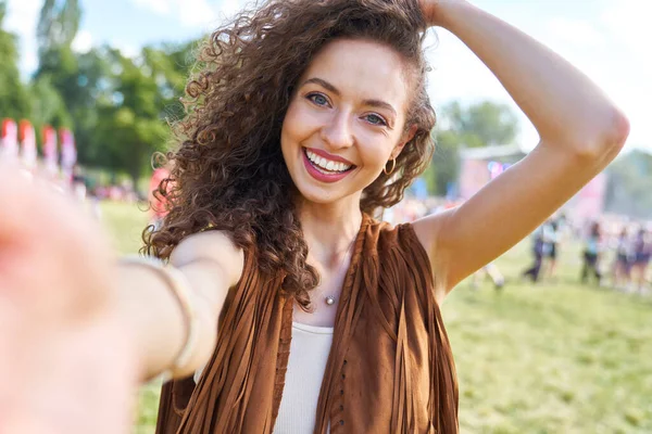 Genç Beyaz Kadın Müzik Festivalinde Selfie Çekiyor — Stok fotoğraf