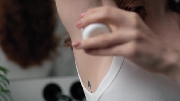 Menutup Wanita Dengan Menerapkan Antiperspirant Shot Dengan Red Helium Kamera — Stok Video