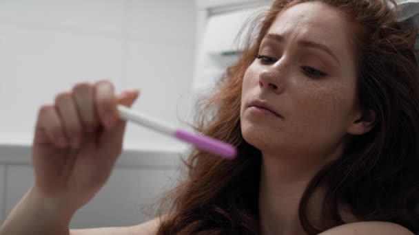 Mujer Caucásica Baño Esperando Resultado Prueba Embarazo Fotografía Con Cámara — Vídeos de Stock