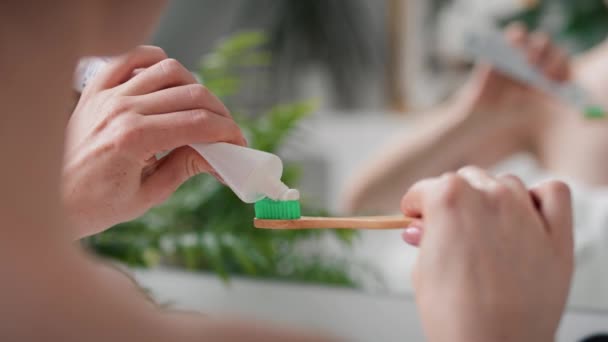 Biała Kobieta Myjąca Zęby Łazience Nakręcony Aparatem Hel Red Rozdzielczości — Wideo stockowe