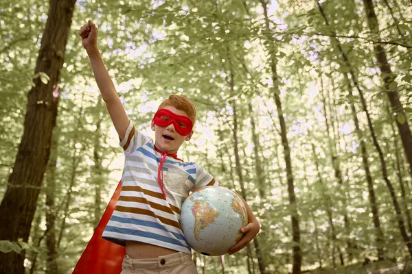 Zázvor Kavkazský Chlapec Nosí Kostým Superhrdiny Slavit Glóbus — Stock fotografie
