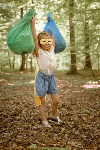 Portret Van Een Klein Meisje Waarschuwing Kostuum Met Plastic Zak — Stockfoto