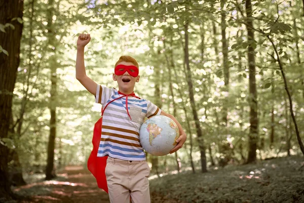 Jengibre Caucásico Chico Vistiendo Traje Superhéroe Corriendo Con Globo Bosque —  Fotos de Stock