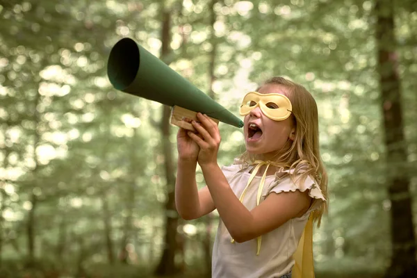 Liten Flicka Skriker Megafon Skogen — Stockfoto