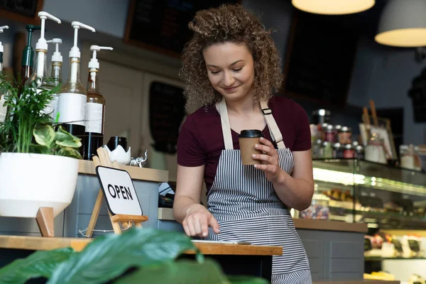 Giovane Cameriera Caucasica Utilizzando Telefono Cucina — Foto Stock