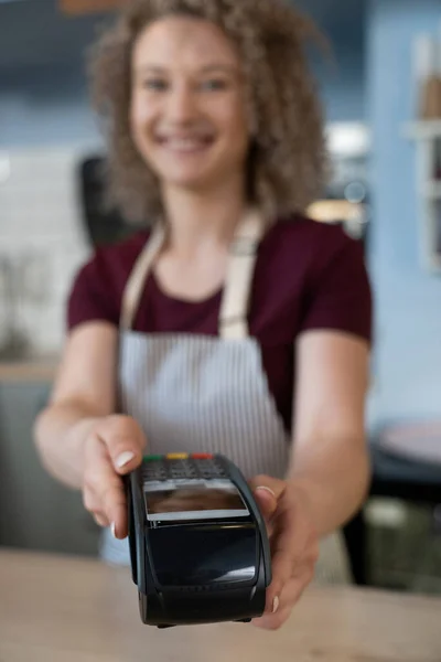 Nierozpoznawalna Kobieta Dająca Czytnik Kart Kredytowych — Zdjęcie stockowe