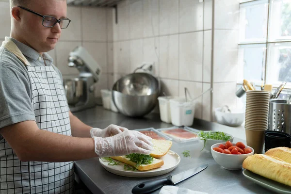 Hombre Caucásico Con Síndrome Preparando Sándwich Cocina Comercial — Foto de Stock