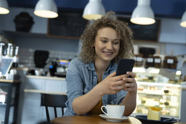 Mujer Sentada Cafetería Mensajes Texto Teléfono — Foto de Stock