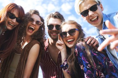 Kafkas arkadaşlarının müzik festivalinde eğlenirken düşük açılı portresi 