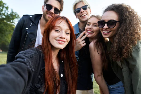 Grupo Jóvenes Amigos Caucásicos Tomando Selfie Verano — Foto de Stock