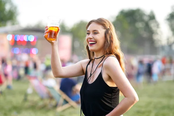 Mujer Con Vaso Cerveza Haciendo Tostadas Festival Música — Foto de Stock