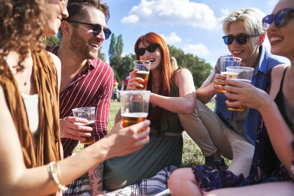 Grupo Jóvenes Amigos Caucásicos Sentados Hierba Bebiendo Cerveza Divirtiéndose Festival — Foto de Stock