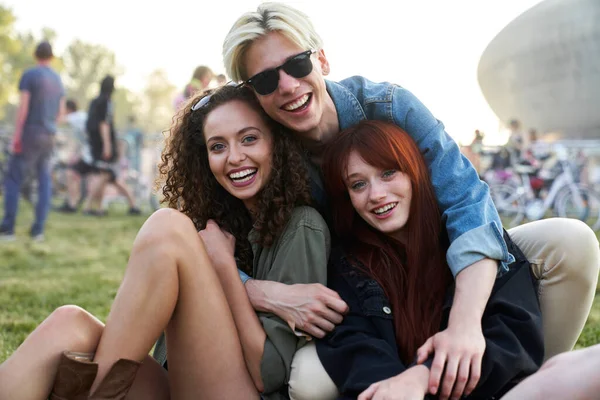 Retrato Tres Amigos Caucásicos Festival Música — Foto de Stock