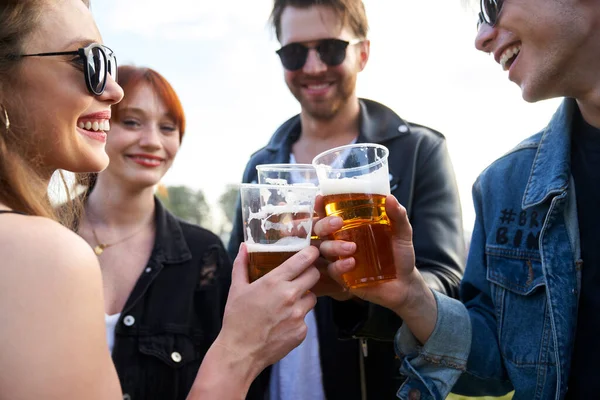 Grupo Jovens Amigos Caucasianos Fazendo Brinde Com Cerveja Festival Música — Fotografia de Stock