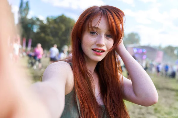 Νεαρή Καυκάσια Γυναίκα Βγάζει Selfie Κατά Διάρκεια Του Φεστιβάλ Μουσικής — Φωτογραφία Αρχείου