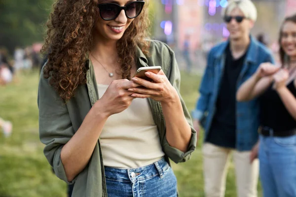 Mujer Mensajes Texto Teléfono Móvil Pasar Tiempo Festival Música Con — Foto de Stock