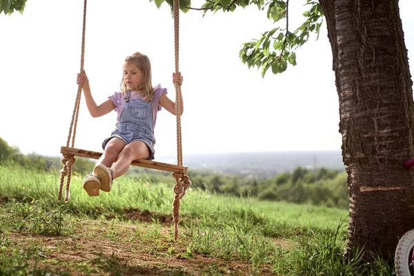 Cute Little Girl Swinging Letni Dzień — Zdjęcie stockowe