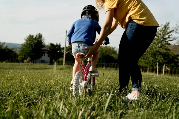 Mulher Branca Com Criança Aprendendo Andar Bicicleta — Fotografia de Stock