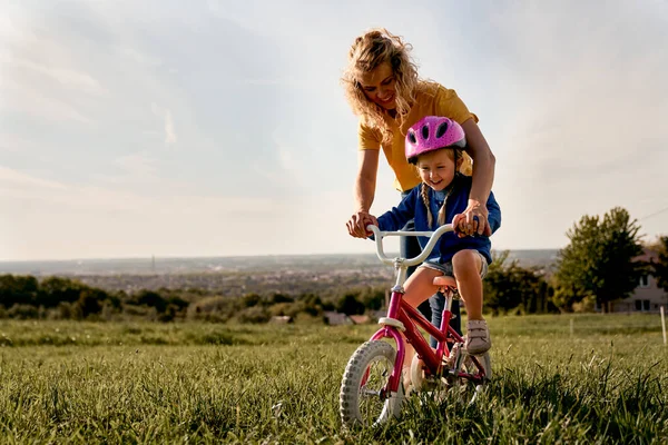 Femme Caucasienne Avec Tout Petit Apprenant Faire Vélo — Photo