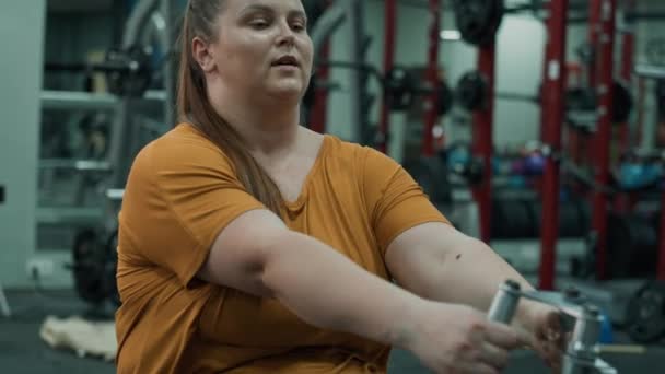 有超重的白人妇女在体育馆做训练 用4K的红色氦相机拍摄 — 图库视频影像
