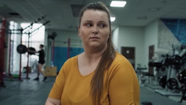 肥胖的高加索女人在健身房感觉很不舒服 用4K的红色氦相机拍摄 — 图库视频影像