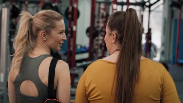 Pandangan Belakang Dari Instruktur Kebugaran Berjalan Dengan Pelanggannya Gym Shot — Stok Video