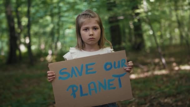 Portret Dziewczynki Trzymającej Plakat Lesie Nakręcony Aparatem Hel Red Rozdzielczości — Wideo stockowe