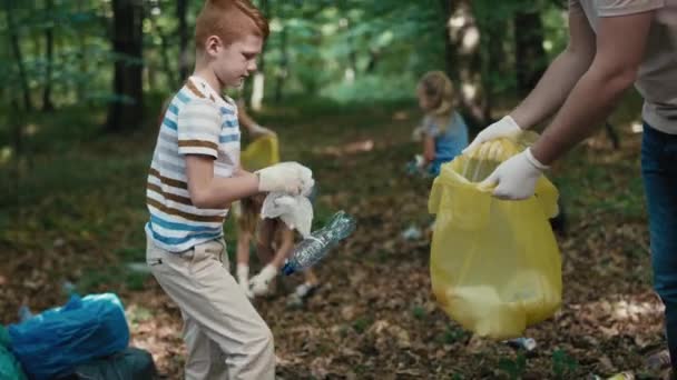 Caucasian Boy Cleaning Forest Trashes Family Shot Red Helium Camera — Stockvideo