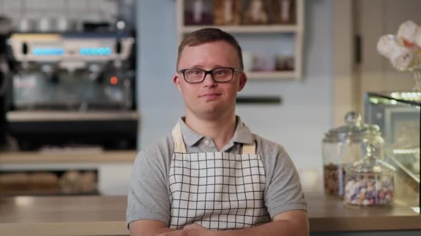 Retrato Hombre Caucásico Con Síndrome Trabajando Cafetería Fotografía Con Cámara — Vídeos de Stock