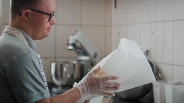 Καυκάσιος Άνδρας Σύνδρομο Ετοιμάζει Γεύμα Στην Εμπορική Κουζίνα Πυροβολήθηκε Κόκκινη — Αρχείο Βίντεο