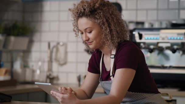 Młoda Kaukaska Kelnerka Używająca Tabletu Cyfrowego Kawiarni Nakręcony Aparatem Hel — Wideo stockowe
