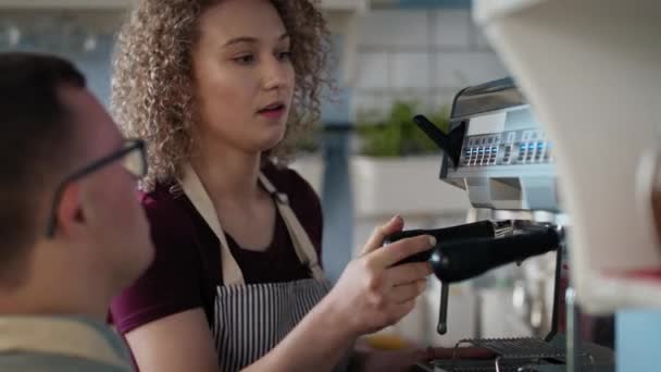 Blanke Man Met Donssyndroom Die Serveerster Helpt Bij Het Maken — Stockvideo