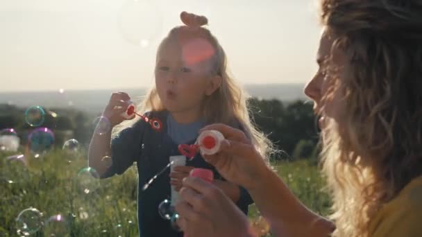 Niña Caucásica Con Mamá Jugando Con Burbujas Prado Fotografía Con — Vídeo de stock