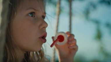 Beyaz kızın baloncuklarla oynayıp sallanmasına yakın durun. 4K 'da kırmızı helyum kamerayla çekildi..   