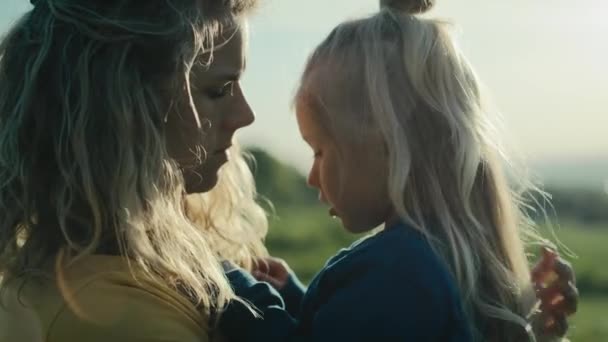 小さな娘の絆でお母さんと一緒に牧草地で時間を過ごす 4KでRedヘリウムカメラで撮影 — ストック動画